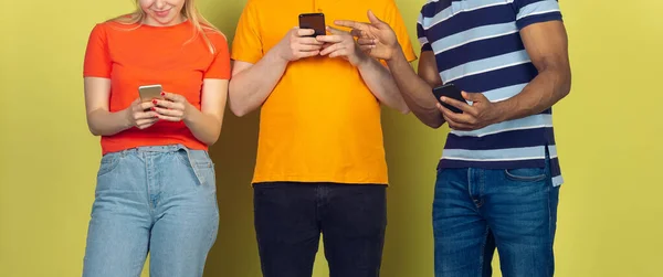 Groupe d'amis utilisant des smartphones mobiles. Addiction des adolescents aux nouvelles tendances technologiques. Gros plan. — Photo