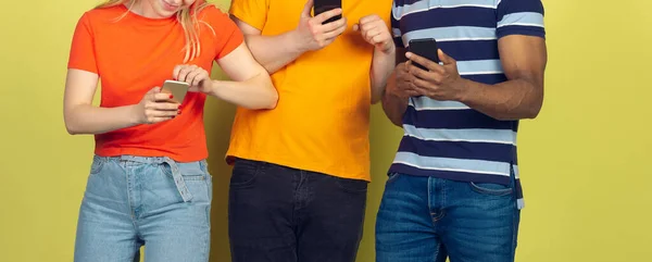 Group of friends using mobile smartphones. Teenagers addiction to new technology trends. Close up. — Stock Photo, Image