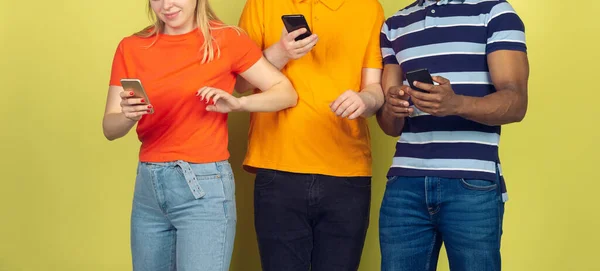 Groupe d'amis utilisant des smartphones mobiles. Addiction des adolescents aux nouvelles tendances technologiques. Gros plan. — Photo