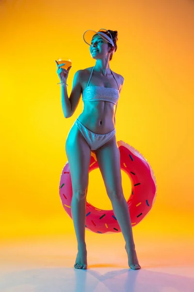 Retrato de moda da menina sedutora em trajes de banho elegantes posando em um fundo amarelo brilhante. Verão, época de praia — Fotografia de Stock