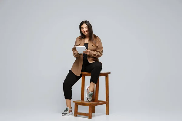 Mujer joven caucásica en ropa casual. Personaje femenino positivo para el cuerpo, además de mujer de negocios de tamaño — Foto de Stock