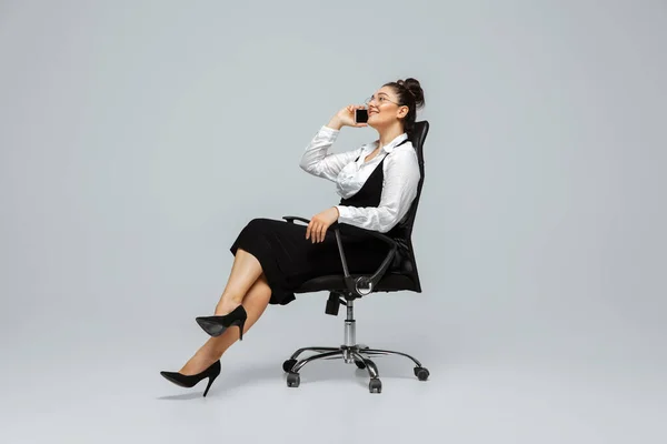 Młoda biała kobieta w stroju biurowym. Pozytywny kobiecy charakter. plus size businesswoman — Zdjęcie stockowe