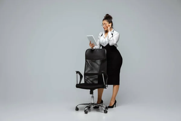 Mladá běloška v úřadě. Tělesně pozitivní ženský charakter. plus velikost podnikatelka — Stock fotografie