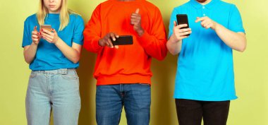 Bir grup arkadaş cep telefonu kullanıyor. Gençlerin yeni teknoloji eğilimlerine olan bağımlılığı. Kapat..