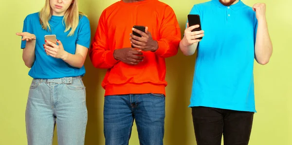 Grupo de amigos que utilizan teléfonos inteligentes móviles. Adicción de los adolescentes a las nuevas tendencias tecnológicas. De cerca. . — Foto de Stock