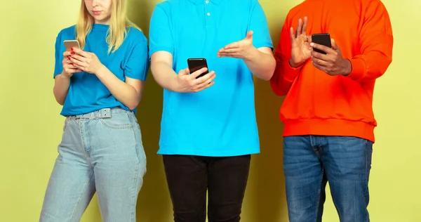 Groupe d'amis utilisant des smartphones mobiles. Addiction des adolescents aux nouvelles tendances technologiques. Gros plan. — Photo
