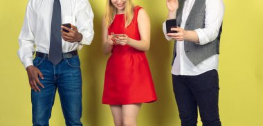 Bir grup arkadaş cep telefonu kullanıyor. Gençlerin yeni teknoloji eğilimlerine olan bağımlılığı. Kapat..