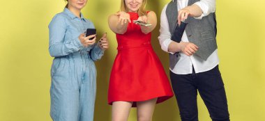 Bir grup arkadaş cep telefonu kullanıyor. Gençlerin yeni teknoloji eğilimlerine olan bağımlılığı. Kapat..