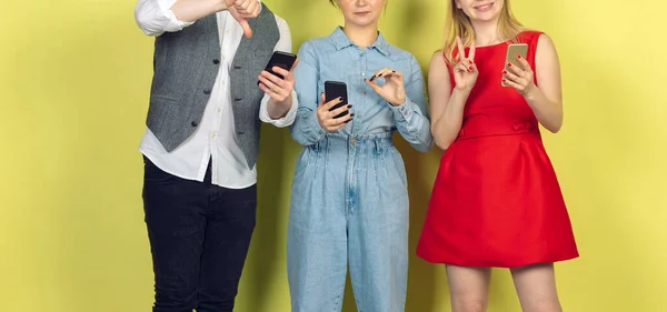 Groupe d'amis utilisant des smartphones mobiles. Addiction des adolescents aux nouvelles tendances technologiques. Gros plan. — Photo