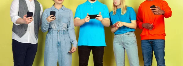 Egy baráti társaság mobiltelefont használ. A tinédzserek függenek az új technológiai trendektől. Közelről.. — Stock Fotó