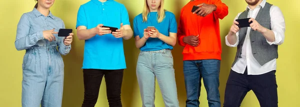 Grupo de amigos que utilizan teléfonos inteligentes móviles. Adicción de los adolescentes a las nuevas tendencias tecnológicas. De cerca. . — Foto de Stock