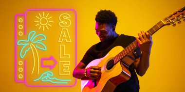 Gitar çalan genç müzisyen, arka planda neon ışığı altında, ilham verici, sanat eseri.