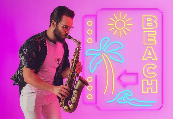 Joven músico de jazz tocando el saxofón en luz de neón con letrero de neón — Foto de Stock