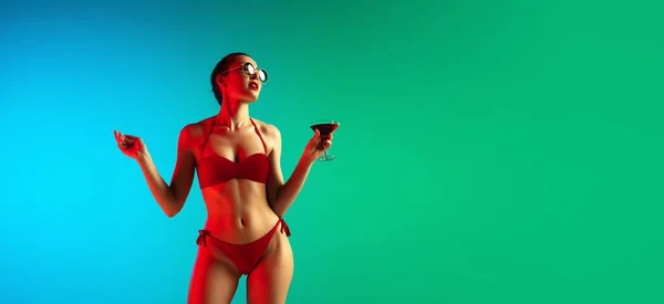 Retrato de moda da menina sedutora em trajes de banho elegantes posando em um fundo gradiente brilhante. Verão, época de praia — Fotografia de Stock