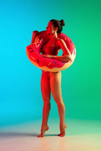 Modeporträt eines verführerischen Mädchens in stilvoller Badebekleidung, das vor einem hellen Hintergrund posiert. Sommerzeit, Badesaison — Stockfoto