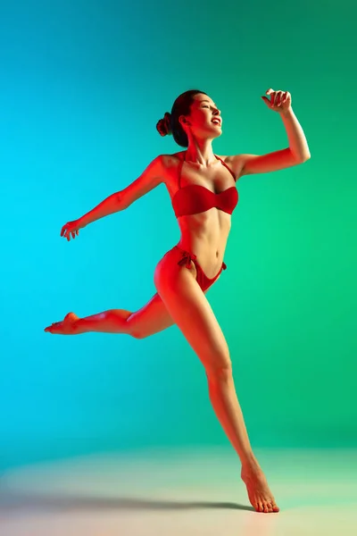 Retrato de moda de chica seductora en traje de baño elegante posando sobre un fondo de gradiente brillante. Verano, temporada de playa —  Fotos de Stock