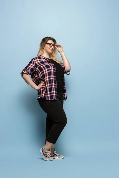 Mladá běloška v neformálním oblečení na modrém pozadí. Bodypositive ženský charakter, plus velikost podnikatelka — Stock fotografie