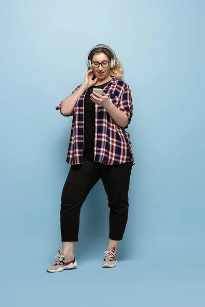 Mladá běloška v neformálním oblečení na modrém pozadí. Bodypositive ženský charakter, plus velikost podnikatelka — Stock fotografie
