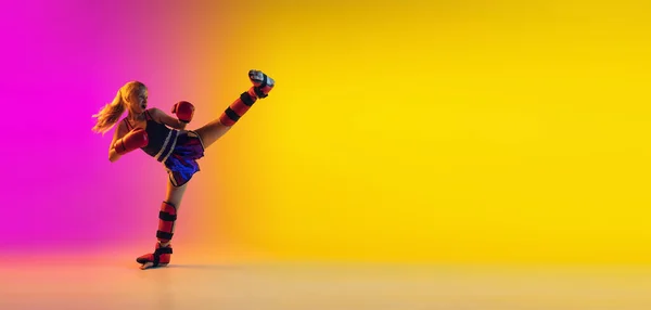 Piccolo allenamento femminile caucasico di kick boxer su fondo sfumato in luce al neon, attivo ed espressivo — Foto Stock