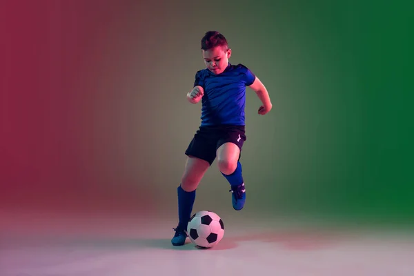 Teen mužský fotbal nebo fotbalista, chlapec na sklonu pozadí v neonovém světle - pohyb, akce, aktivita koncepce — Stock fotografie