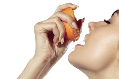 Beyaz arka planda güzel bir genç bayana yakın durun. Kozmetik ve makyaj, doğal ve eko tedavi, cilt bakımı.