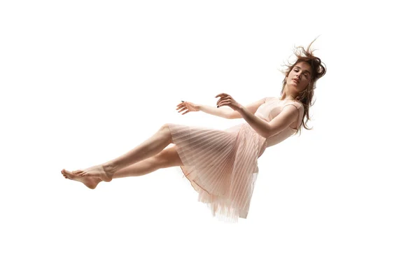 Orta hava güzelliği. Çekici bir genç kadının havada süzülürken ve gözlerini kapalı tutarken tam boy stüdyo çekimi. — Stok fotoğraf