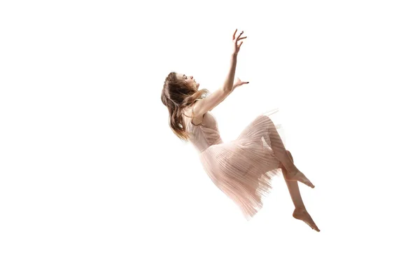 Skjønnhet midt i luften. Et filmopptak av en attraktiv ung kvinne som svever i luften og lukker øynene. – stockfoto