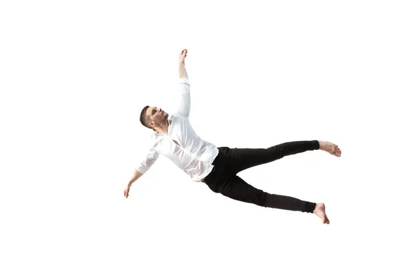 Beauté en plein air. Plein studio plan de jeune homme attrayant planant dans l'air et gardant les yeux fermés — Photo