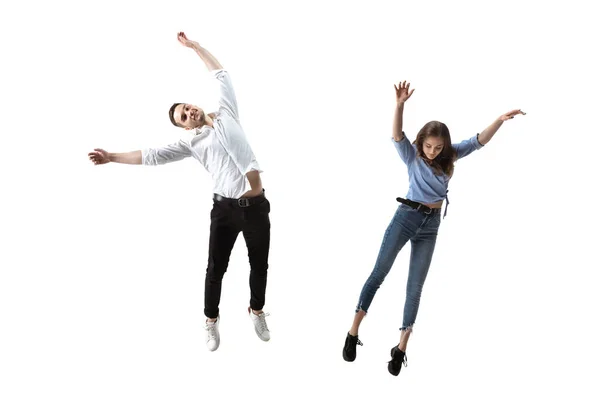 Mitten in der Luft. Studioaufnahme in voller Länge von attraktiven jungen Frauen und Männern, die in der Luft schweben und die Augen geschlossen halten — Stockfoto