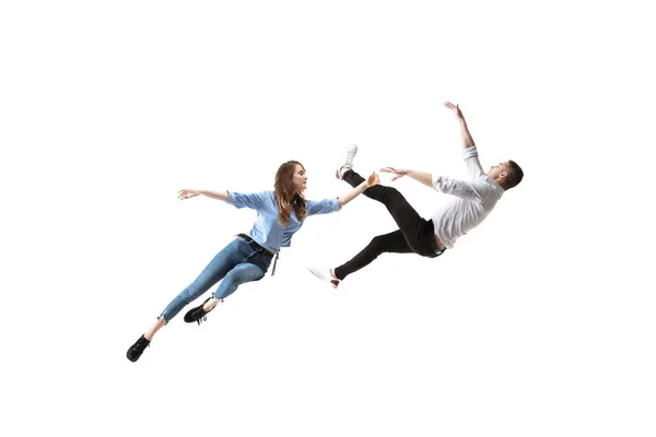 Beauté en plein air. pleine longueur studio shot de attrayant jeune femme et l'homme planant dans l'air et gardant les yeux fermés — Photo