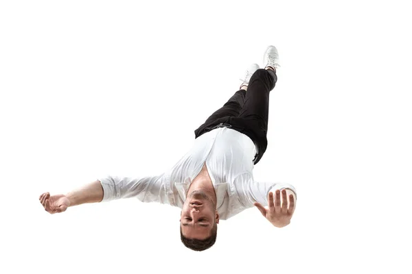 Midden in de lucht schoonheid. Full length studio shot van aantrekkelijke jongeman zweven in de lucht en houd de ogen gesloten — Stockfoto