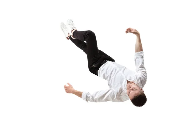 Beauté en plein air. Plein studio plan de jeune homme attrayant planant dans l'air et gardant les yeux fermés — Photo