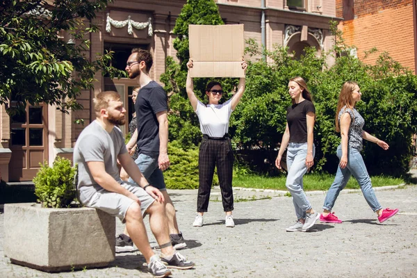 Cara com sinal - mulher se levanta protestando coisas que a irritam — Fotografia de Stock