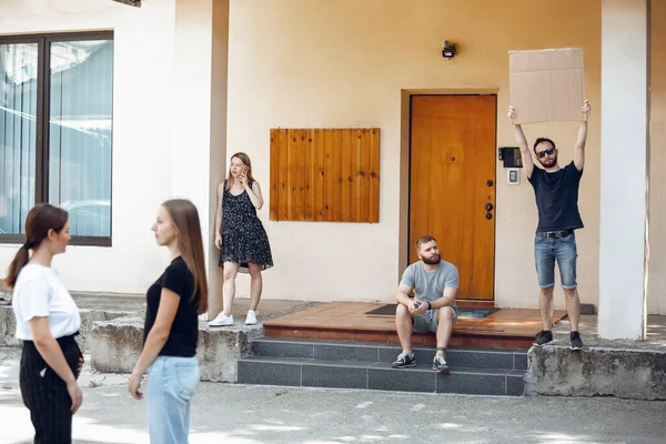 Man med tecken - man står och protesterar saker som irriterar honom — Stockfoto