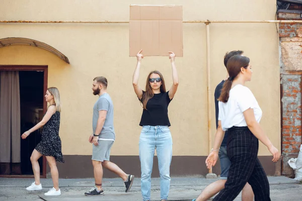 Tizio con segno - donna sta protestando contro le cose che la infastidiscono — Foto Stock