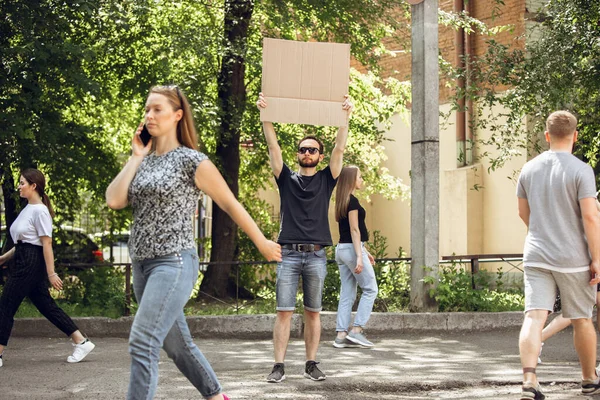 Koleś ze znakiem - mężczyzna protestuje przeciwko rzeczom, które go denerwują — Zdjęcie stockowe