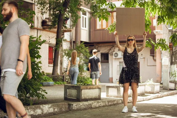 Dude with sign - woman stands protesting things that annoy her — Stock Photo, Image