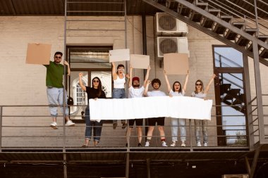 Boş işaretlerle protesto eden bir grup insan. İnsan haklarına, özgürlüğün kötüye kullanılmasına ve sosyal sorunlara karşı protesto