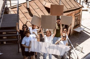 Boş işaretlerle protesto eden bir grup insan. İnsan haklarına, özgürlüğün kötüye kullanılmasına ve sosyal sorunlara karşı protesto