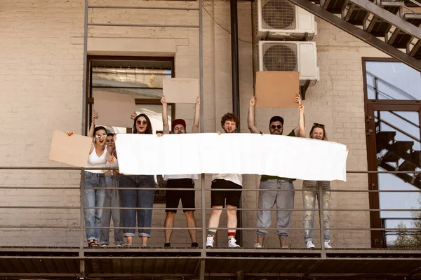 Grupo diverso de pessoas protestando com sinais em branco. Protesto contra os direitos humanos, abuso da liberdade, questões sociais — Fotografia de Stock