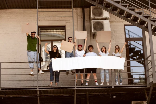 Grupo diverso de pessoas protestando com sinais em branco. Protesto contra os direitos humanos, abuso da liberdade, questões sociais — Fotografia de Stock