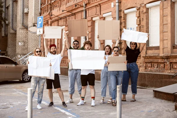 Grupo diverso de pessoas protestando com sinais em branco. Protesto contra os direitos humanos, abuso da liberdade, questões sociais — Fotografia de Stock