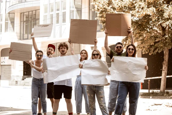 Grupo diverso de pessoas protestando com sinais em branco. Protesto contra os direitos humanos, abuso da liberdade, questões sociais — Fotografia de Stock