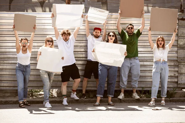 Olika grupper av människor protesterar med tomma tecken. Protester mot mänskliga rättigheter, kränkningar av friheten, sociala frågor — Stockfoto