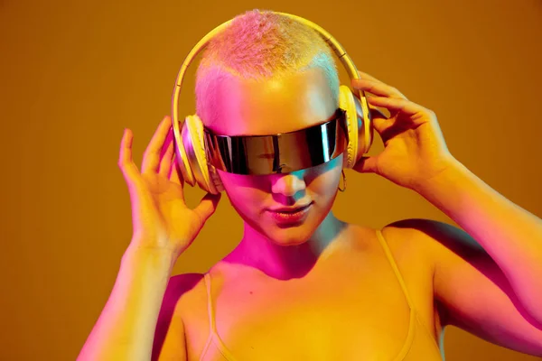 Ritratto di giovane donna caucasica in occhiali alla moda su sfondo marrone con copyspace, aspetto insolito e strano — Foto Stock