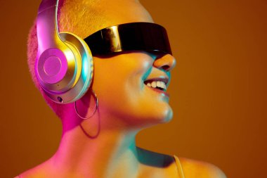 Kahverengi arka planda modaya uygun gözlüklü beyaz kadın portresi, alışılmadık ve garip görünüm