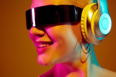 Kahverengi arka planda modaya uygun gözlüklü beyaz kadın portresi, alışılmadık ve garip görünüm