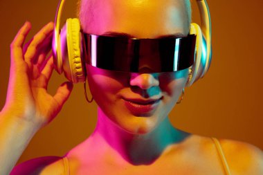 Kahverengi arka planda modaya uygun gözlüklü beyaz kadın portresi, alışılmadık ve garip görünüm