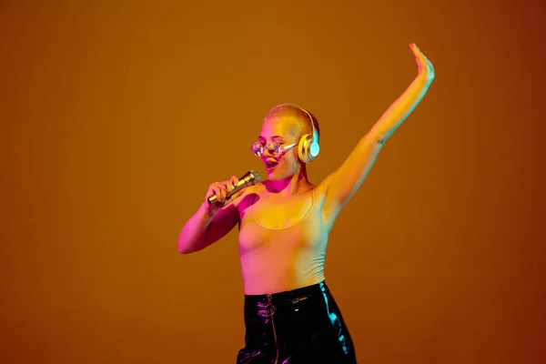 Retrato de mujer joven caucásica en gafas de moda sobre fondo marrón con copyspace, aspecto inusual y extraño —  Fotos de Stock