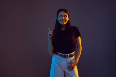 Kafkas genç kadın portresi koyu arka planda neon ışıkta